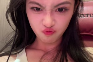 卓识小姐姐怼脸自拍！这素颜状态吧友们打几分呢？